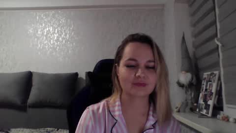 Snapshot of lyeeu25 chatting on December 13, 11:54 pm Tina online show from December 13, 11:54 pm