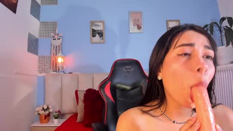 Lizzy smith  online show from December 4, 7:56 pm