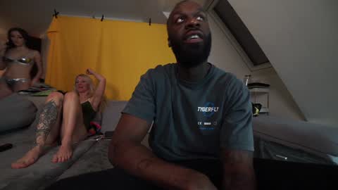 Mac Troy online show from December 5, 8:11 pm