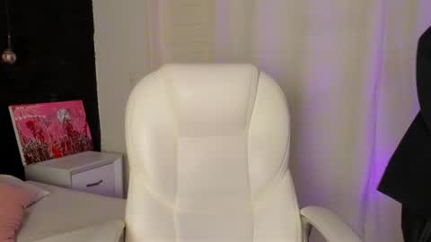 Snapshot of madame_lilith chatting on January 17, 11:27 am madame lilith online show from January 17, 11:27 am