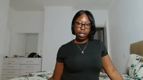 Snapshot of madamindigo chatting on November 6, 8:54 pm YourMadamIndigo online show from November 6, 8:54 pm