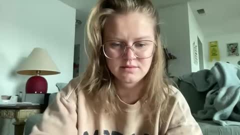 Snapshot of madlymads chatting on December 18, 2:23 pm madlymads online show from December 18, 2:23 pm