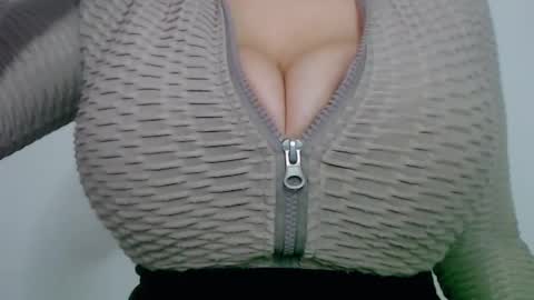 Maggie   online show from December 3, 9:11 am