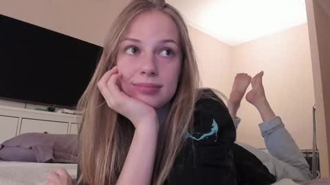 Snapshot of magic_couple13 chatting on December 5, 2:11 pm Alice online show from December 5, 2:11 pm