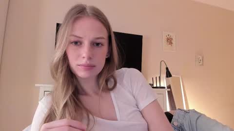 Snapshot of magic_couple13 chatting on March 6, 12:09 pm Alice online show from March 6, 12:09 pm