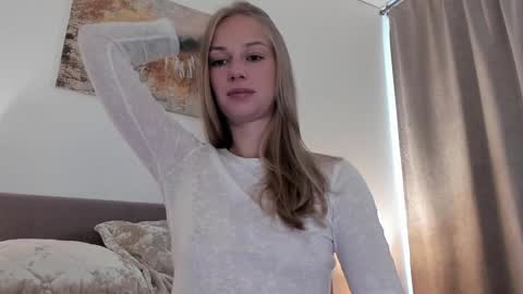 Snapshot of magic_couple13 chatting on September 12, 12:27 pm Alice online show from September 12, 12:27 pm