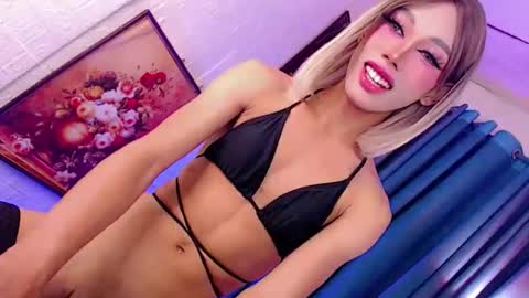 Snapshot of magnifecentcock69_mocah chatting on December 14, 1:27 pm Mocah online show from December 14, 1:27 pm