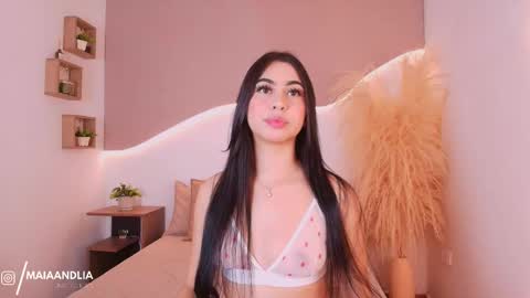Snapshot of maia_lia_ chatting on November 17, 11:32 pm MAIA LIA online show from November 17, 11:32 pm