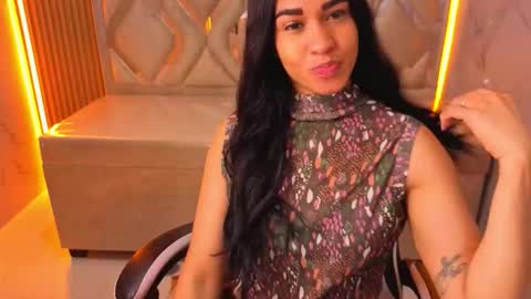 Snapshot of maia_tx chatting on December 15, 12:53 pm Online 800 to 1400 online show from December 15, 12:53 pm