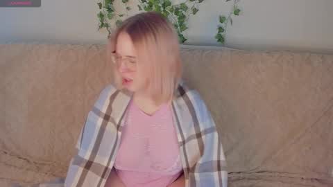 Snapshot of manic_pixie_ chatting on September 28, 2:00 pm manic_pixie_ online show from September 28, 2:00 pm