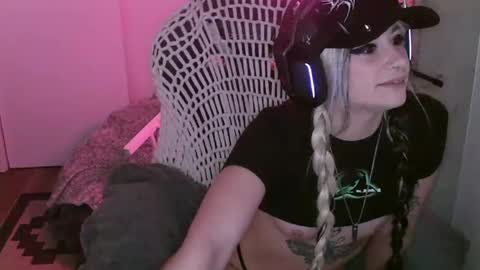 manicpixieslutt online show from November 20, 9:47 pm