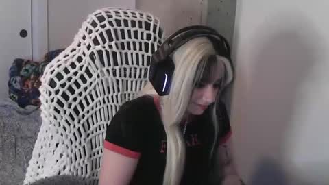 manicpixieslutt online show from November 23, 12:43 am