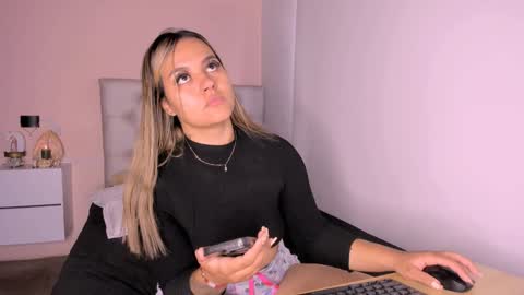 Snapshot of mariana__roe chatting on December 25, 1:41 pm Mariana Roe online show from December 25, 1:41 pm