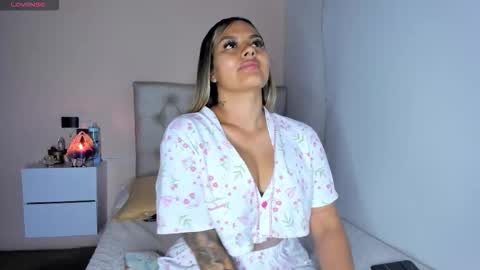 Snapshot of mariana__roe chatting on November 13, 1:37 am Mariana Roe online show from November 13, 1:37 am