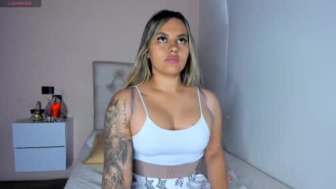 Snapshot of mariana__roe chatting on November 18, 3:05 pm Mariana Roe online show from November 18, 3:05 pm