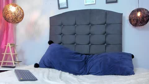 Mariana Vargas online show from December 3, 5:45 pm