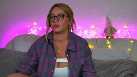 Snapshot of marianeumann chatting on December 20, 7:39 pm Maria online show from December 20, 7:39 pm