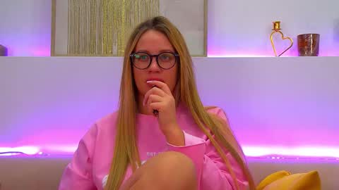 Snapshot of marianeumann chatting on February 10, 4:41 am Maria online show from February 10, 4:41 am