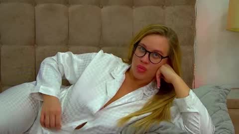 Snapshot of marianeumann chatting on March 6, 1:14 pm Maria online show from March 6, 1:14 pm