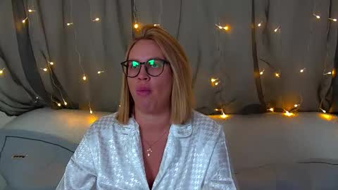 Snapshot of marianeumann chatting on October 26, 6:25 pm Maria online show from October 26, 6:25 pm