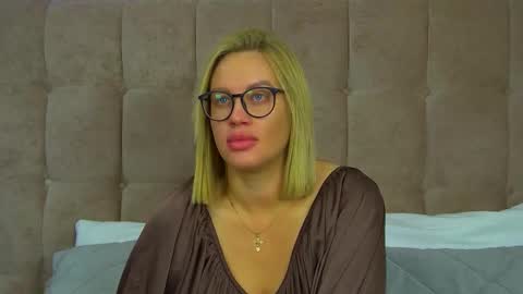 Snapshot of marianeumann chatting on November 7, 8:03 am Maria online show from November 7, 8:03 am