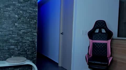 M A R I A N E online show from February 13, 6:41 am