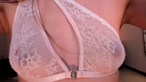 Snapshot of mariannelane1 chatting on December 4, 12:41 am Marianne online show from December 4, 12:41 am