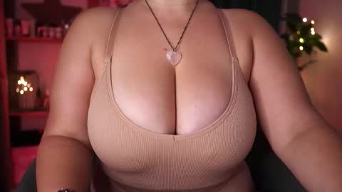 Maria  online broadcast from Tuesday to Suturday from 6 pm to 12 pm Germany time Sunday-Monday offline online show from September 27, 6:57 pm