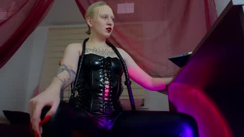 Snapshot of marthahoffman chatting on January 3, 8:54 pm Ultimate Goddess online show from January 3, 8:54 pm