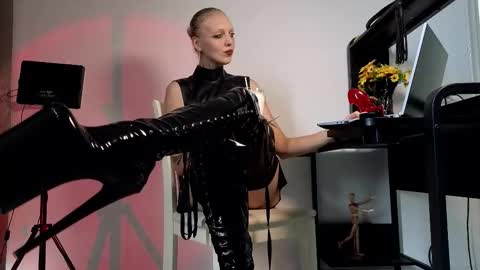 Snapshot of marthahoffman chatting on October 4, 6:44 am Ultimate Goddess online show from October 4, 6:44 am