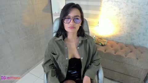 Snapshot of martiiinaa_ chatting on December 4, 4:43 am Martina online show from December 4, 4:43 am