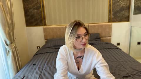 Snapshot of maryharriss chatting on December 18, 1:33 am maryharriss online show from December 18, 1:33 am