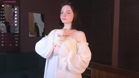 Snapshot of marymoreau chatting on November 22, 1:26 am Mary online show from November 22, 1:26 am