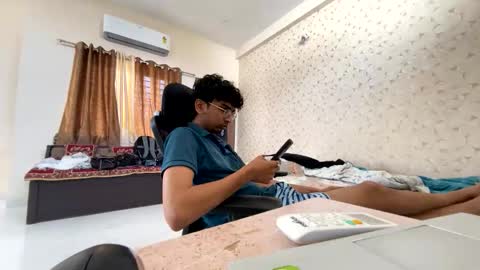 maskboyz2003 online show from October 18, 5:43 am