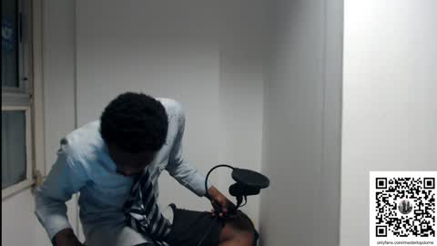 Snapshot of masterdomfuck chatting on February 7, 2:19 am Masterdomfuck online show from February 7, 2:19 am