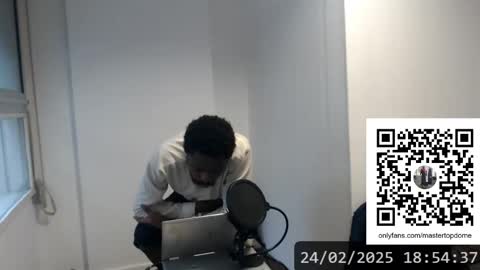 Snapshot of masterdomfuck chatting on February 24, 9:52 pm Masterdomfuck online show from February 24, 9:52 pm