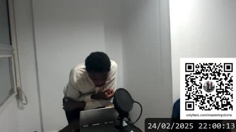 Snapshot of masterdomfuck chatting on February 25, 12:58 am Masterdomfuck online show from February 25, 12:58 am