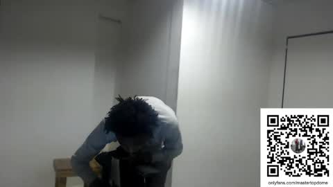 Snapshot of masterdomfuck chatting on November 24, 12:21 am Masterdomfuck online show from November 24, 12:21 am