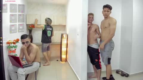 Snapshot of masters_sexx chatting on February 15, 2:33 pm Team Cris Darwin- Fernando- Stiven- David online show from February 15, 2:33 pm