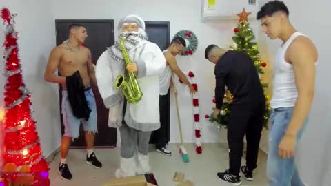 Snapshot of masters_sexx chatting on December 4, 11:41 am Team Cris Darwin- Fernando- Stiven- David online show from December 4, 11:41 am