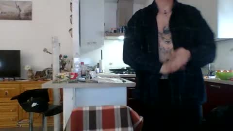 Snapshot of matteushh87 chatting on February 25, 8:25 am matteushh87 online show from February 25, 8:25 am