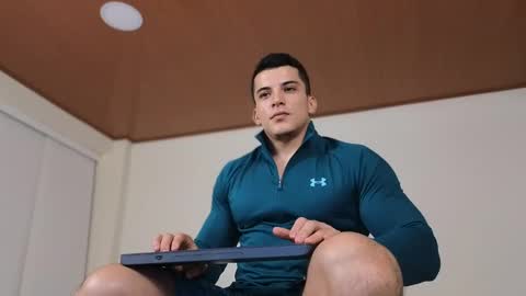 Snapshot of maximohoot chatting on December 2, 2:20 am Sebastian online show from December 2, 2:20 am