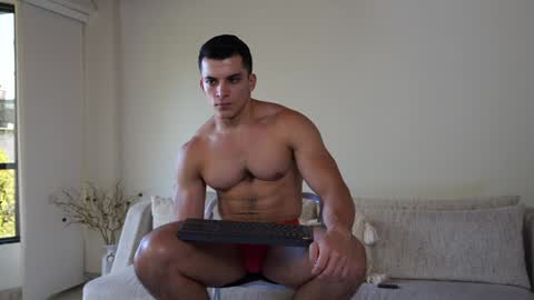 Snapshot of maximohoot chatting on January 18, 9:02 pm Sebastian online show from January 18, 9:02 pm