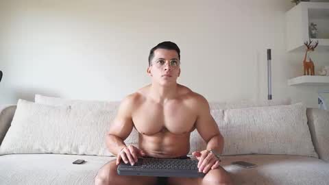 Snapshot of maximohoot chatting on November 7, 5:35 pm Sebastian online show from November 7, 5:35 pm