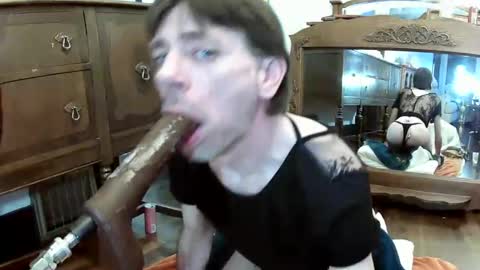 Snapshot of maxjr8008 chatting on October 6, 8:17 pm maxjr8008 online show from October 6, 8:17 pm