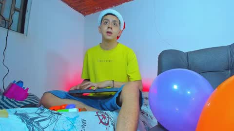 Snapshot of maxowens_oficial chatting on December 24, 10:39 pm MAX online show from December 24, 10:39 pm