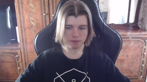 Snapshot of maxplay18 chatting on December 4, 8:23 am Max online show from December 4, 8:23 am