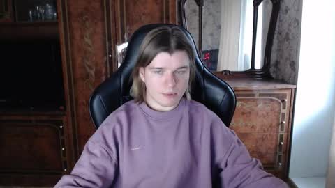 Snapshot of maxplay18 chatting on November 17, 9:15 am Max online show from November 17, 9:15 am