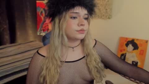 Snapshot of maxxxine_ chatting on December 22, 4:28 am Maxine Minx online show from December 22, 4:28 am