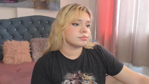 Snapshot of maxxxine_ chatting on February 4, 2:43 pm Maxine Minx online show from February 4, 2:43 pm